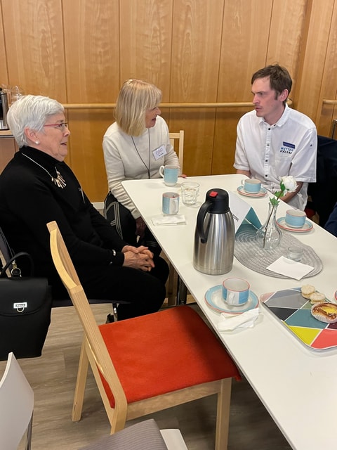 566358