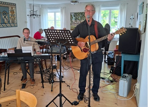 Vårkväll i Hardeberga med underhållning av Roger och Mats.