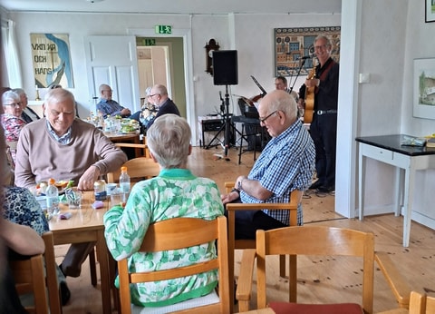 Vårkväll i Hardeberga med underhållning av Roger och Mats.