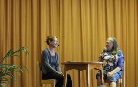 Lydia blir uppmuntrad av Birgitta