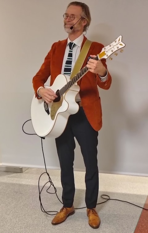 Henrik spelar.jpg