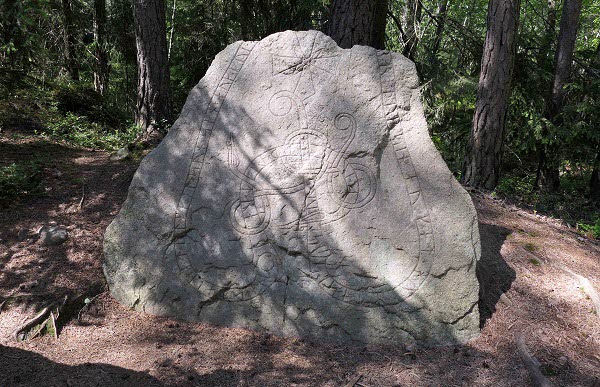 Runsten Törnskogen 1. Foto L Bergström