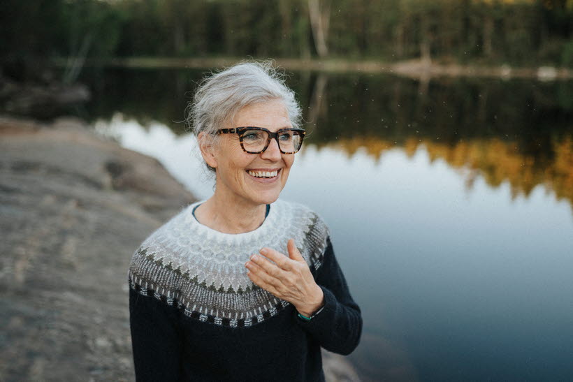 kvinna vid sjö
