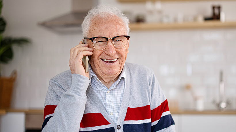 Senior man med telefon