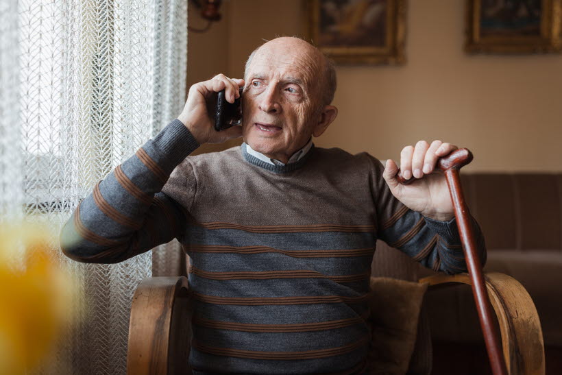 Man talar i telefon 