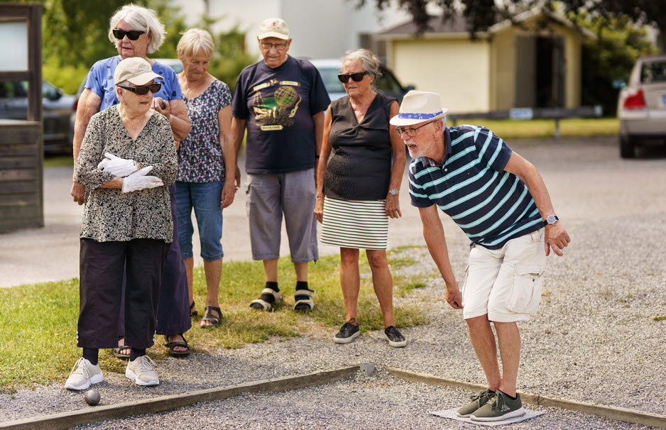 Seniorer spelar boule