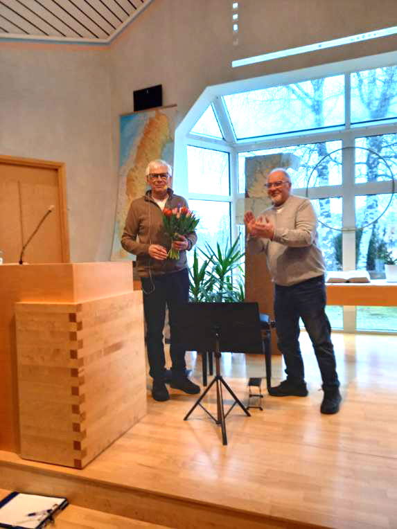 Lars-Gunnar avtackades med en vårbukett av Ove Persson