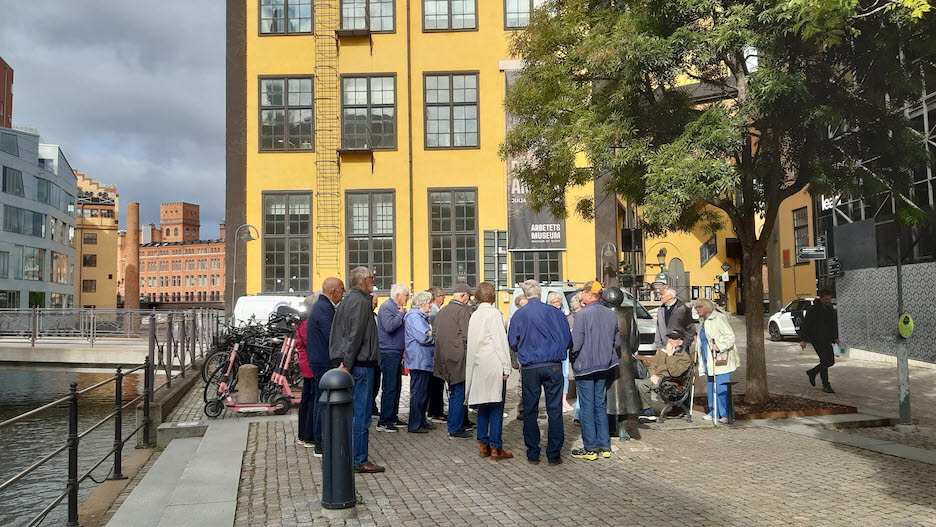 "Den svenska tanten" på Laxholmstorget. med "Strykjärnet" i bakgrunden