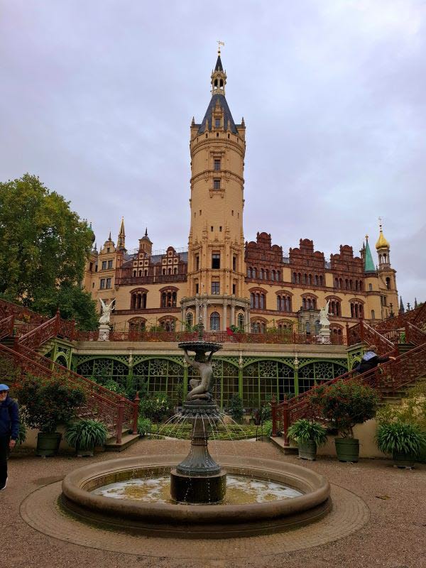 Besök utanför Schwerin Schloss....