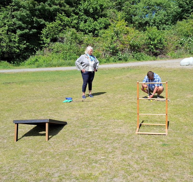 Spelstationen: Kast med små säckar och Stegegolf