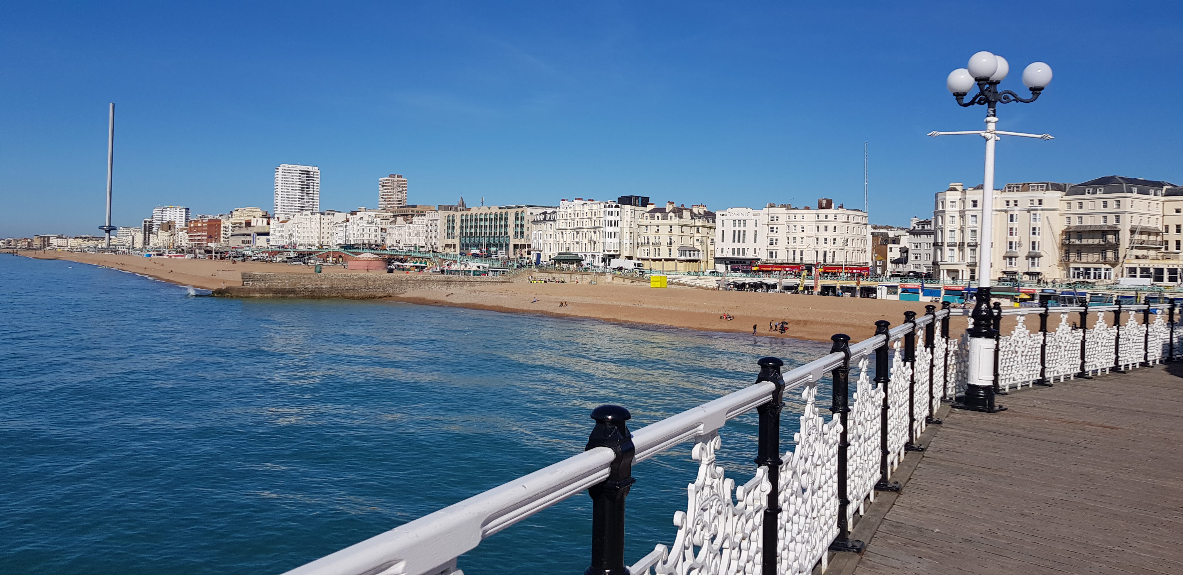 Vy från piren in mot Brighton