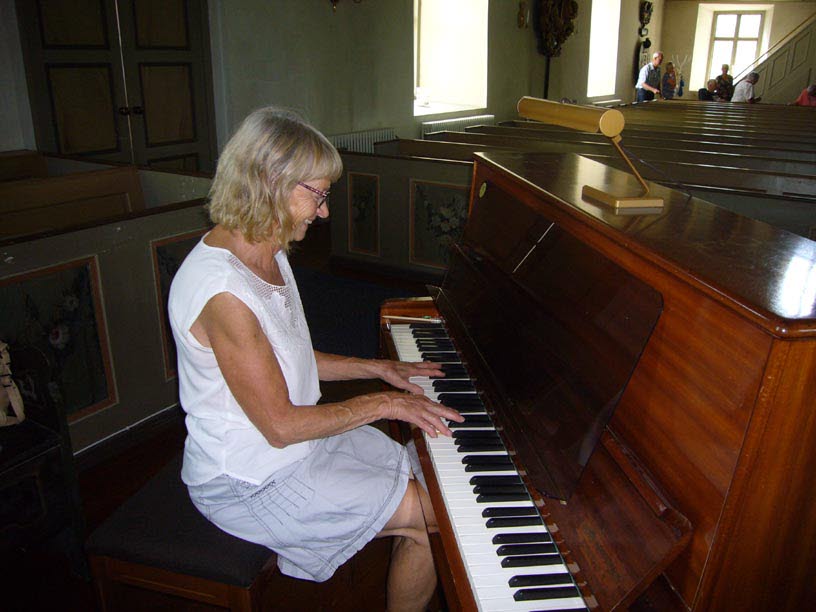Maj-Lis provspelade pianot