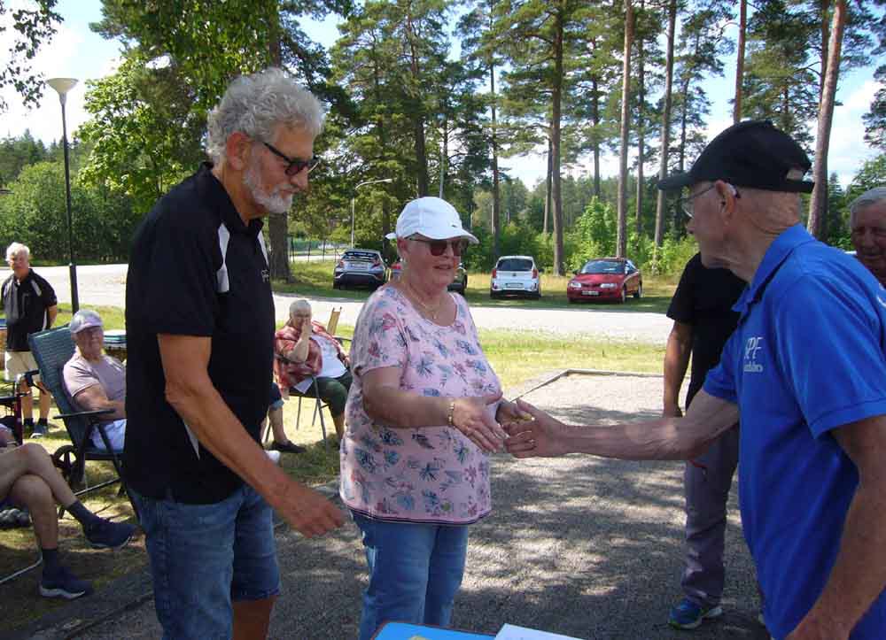 Första pris till segrarna Jörgen Samuelsson och Anki  Franzén