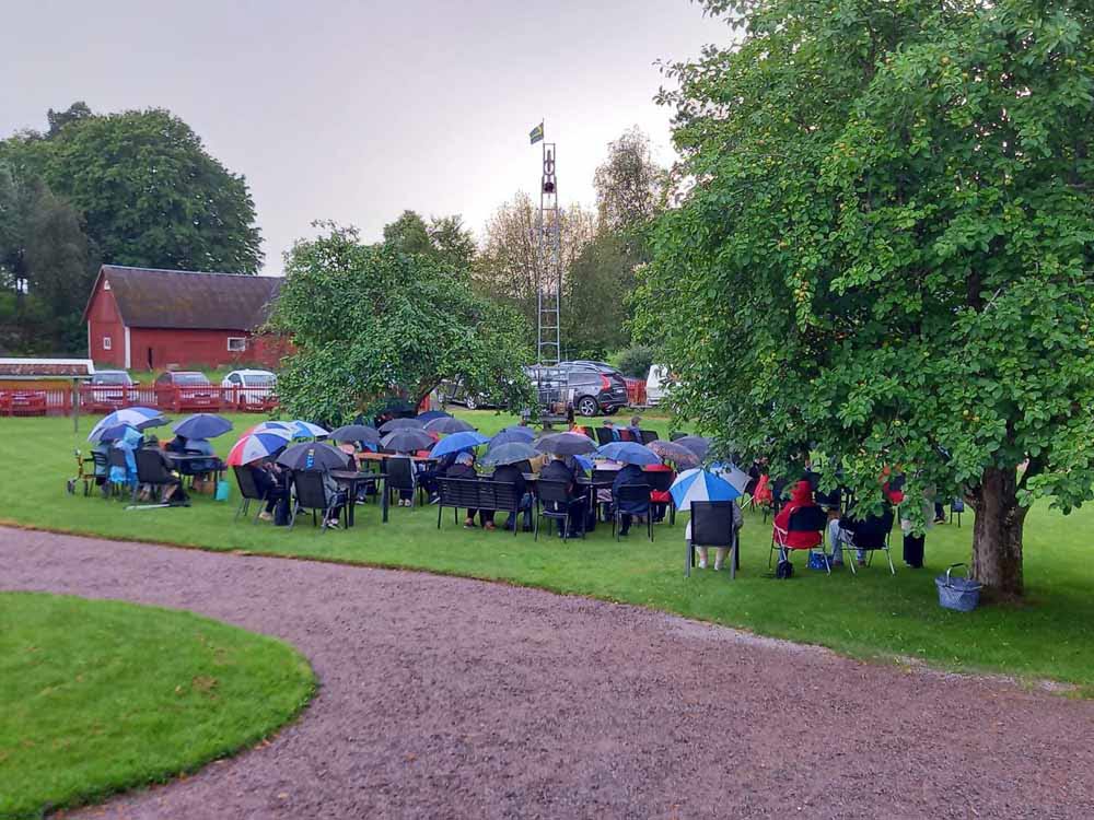 Paraplyerna kom väl till pass