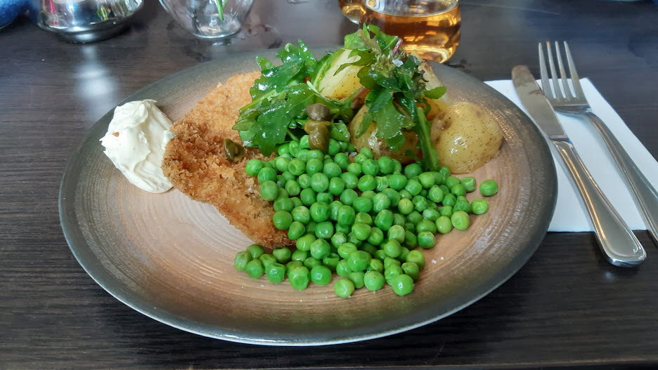 Det serverades schnitzel med potatis och ärtor