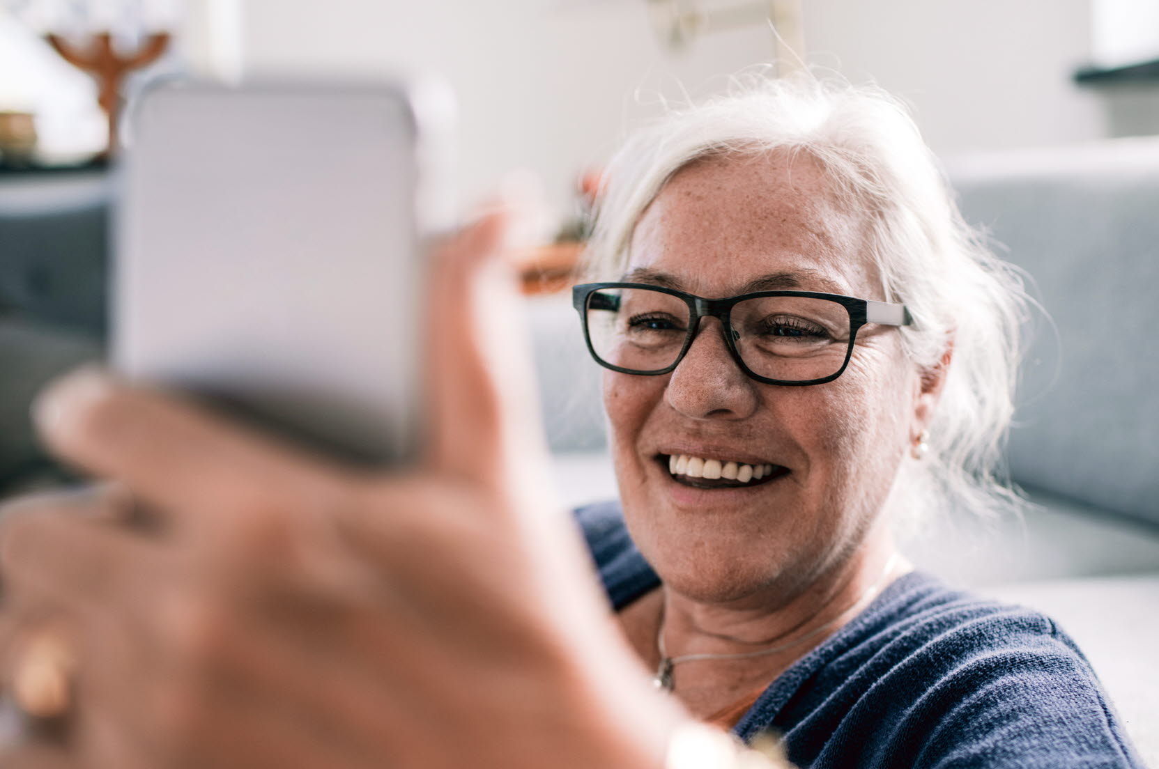 Kvinna som pratar i telefon 