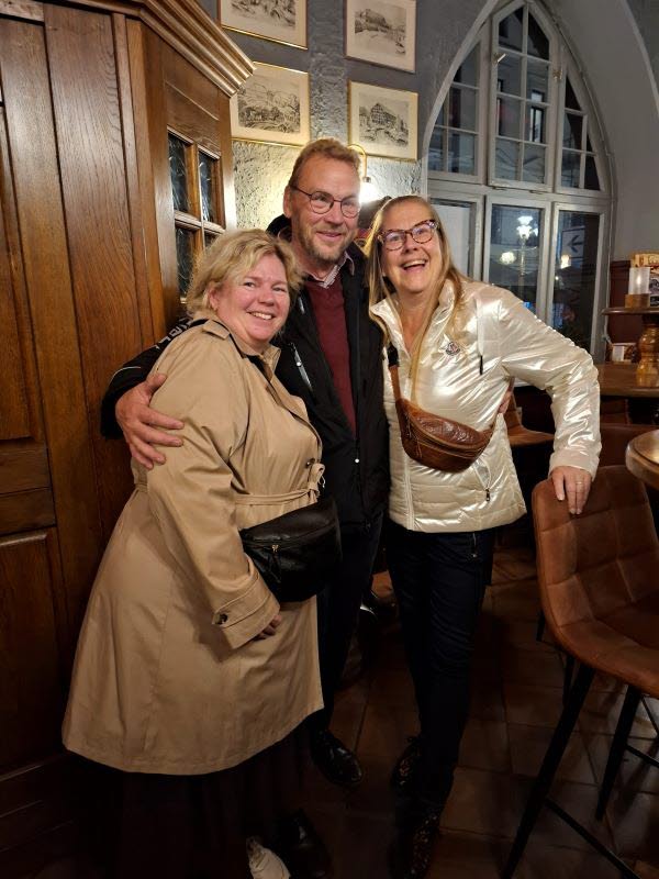 Camilla och Lotta (BeUnic) med chauffören Sten 
