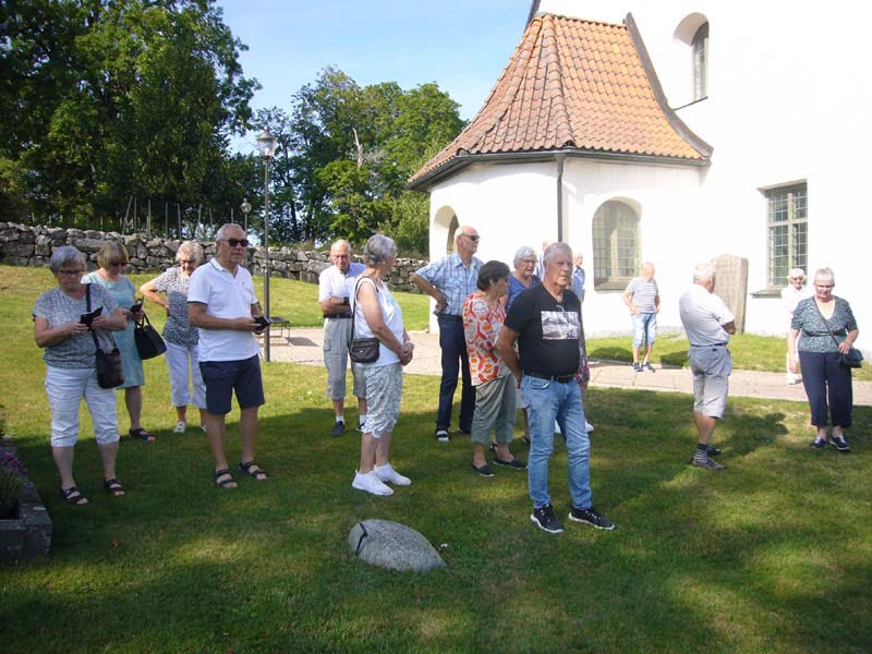Samlade utanför kyrkan