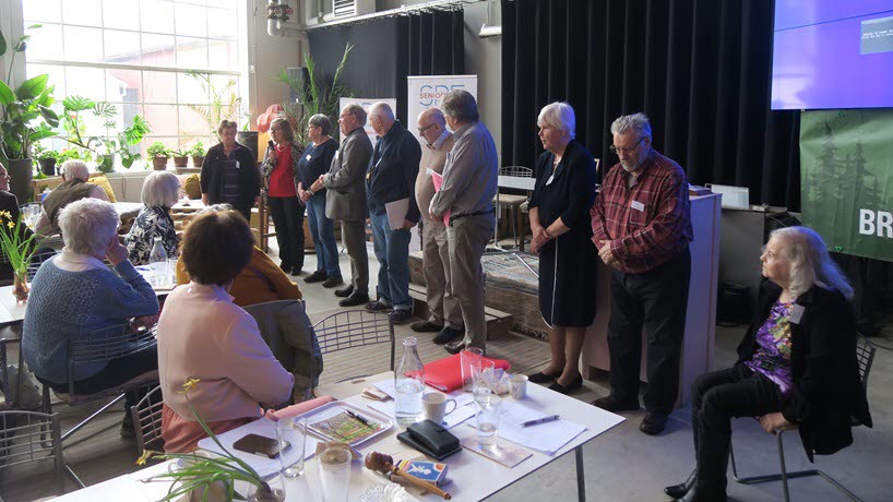 Den avgående styrelsen presenterade sig