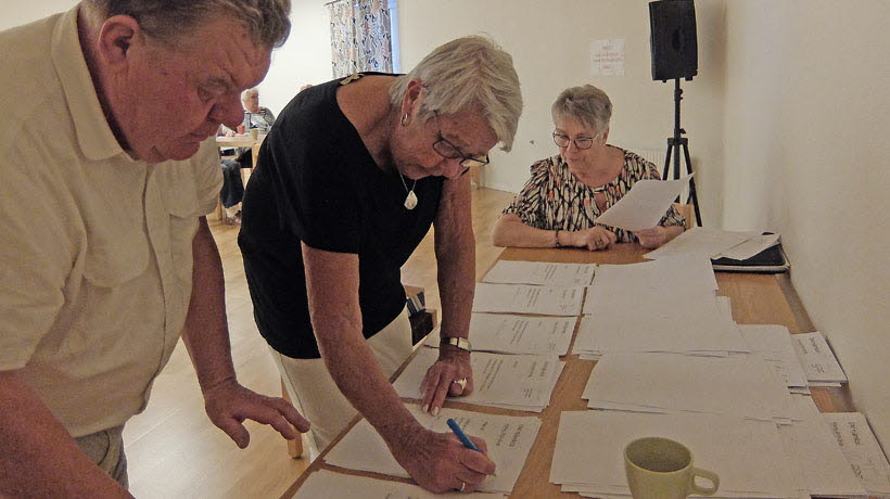 Sten Johansson, Birgitta Sundström och Lisbeth Wernersson rättade svaren och korade distriktsmästarlaget