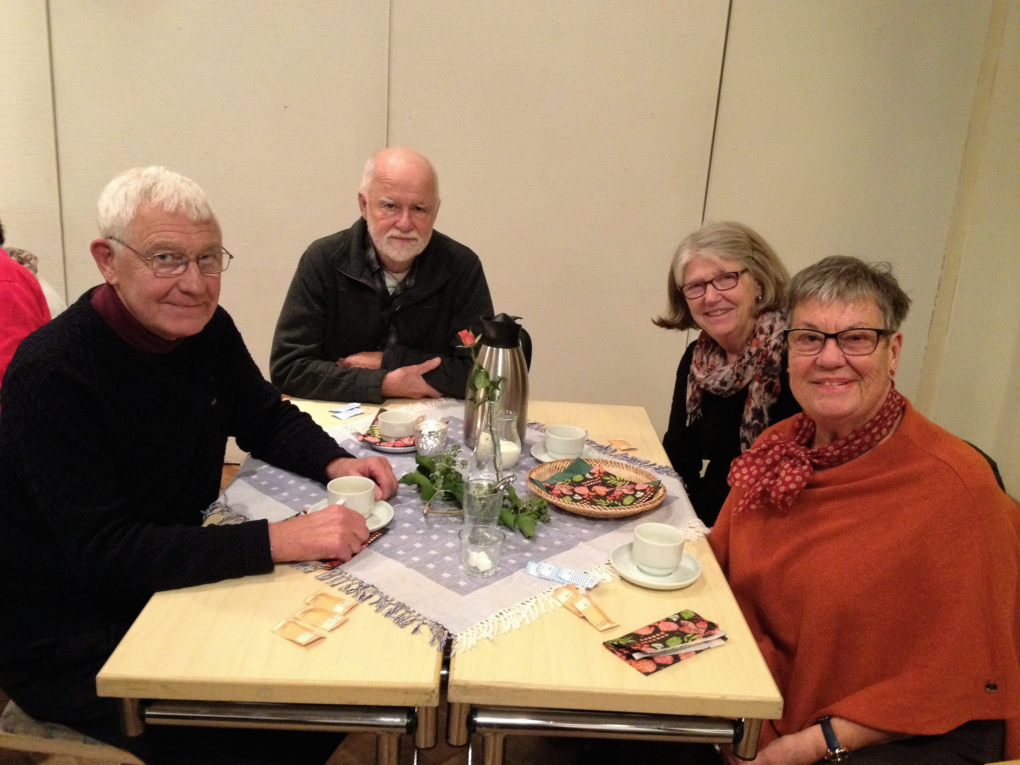 Gäster från SPF i Lysekil: fr v Inga o Leif Isaksson, till h. Lisbeth och Olle Björnström