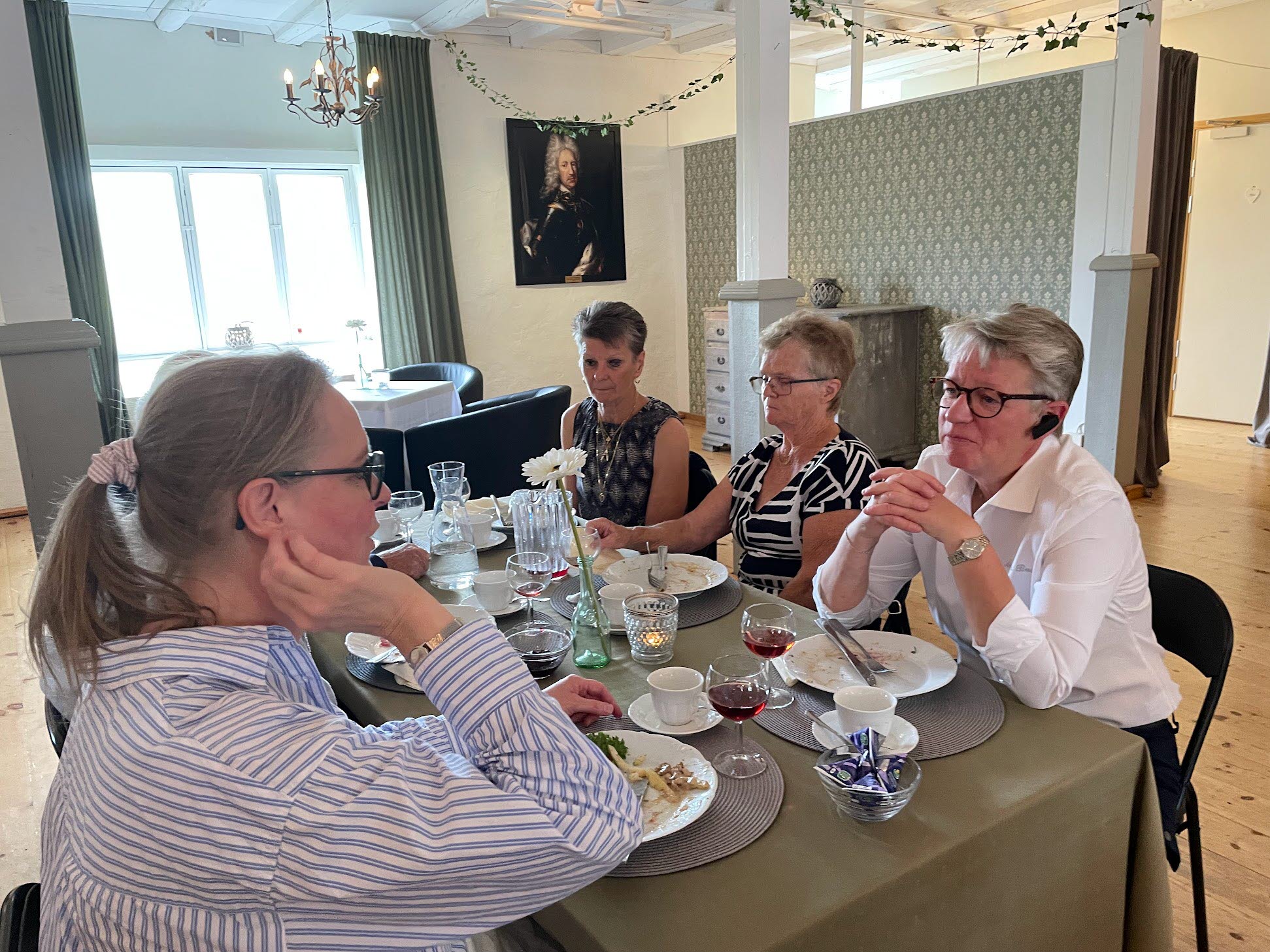 Middag på Torpa slottscafé, bl.a. chauffören Carina, guiden Malin