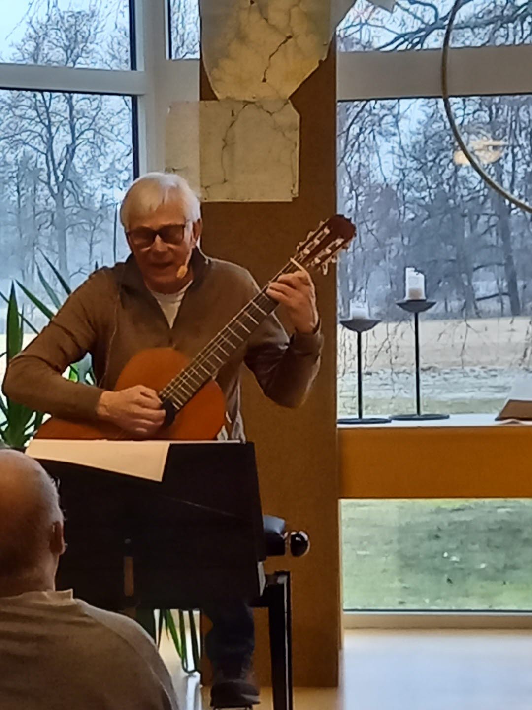Lars-Gunnar underhöll också med sång till eget gitarrackompanjemang
