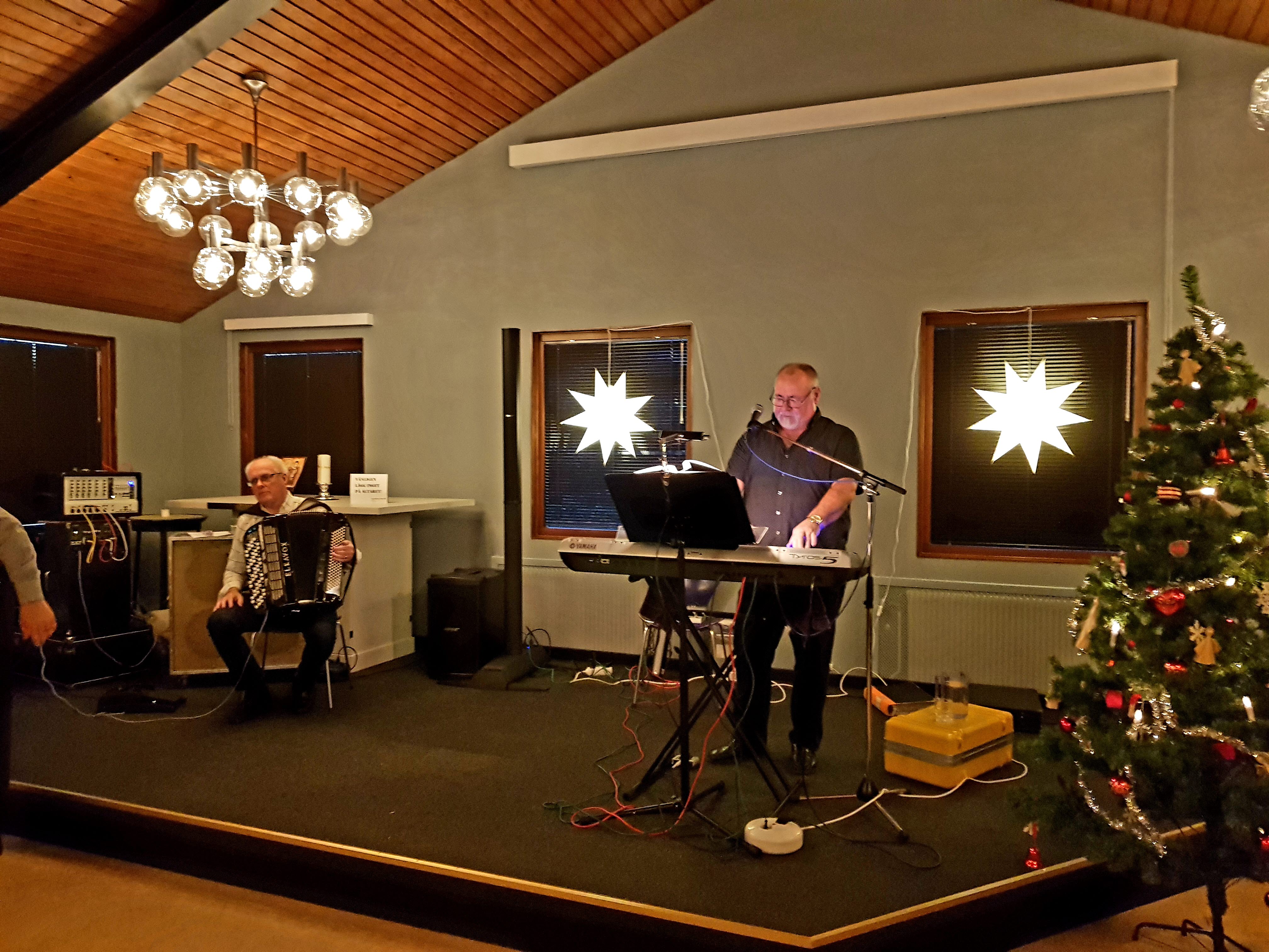 Lennart Werme och Håkan spelar upp till dans