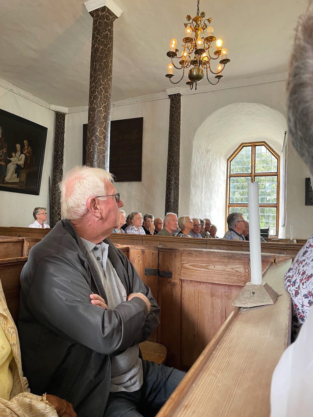 Guidning inne i kapellet på Torpa stenhus