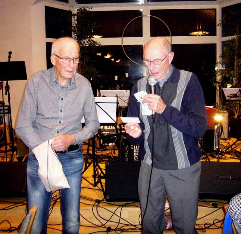 Göran och Lawrence Förrättade dragning på friskvårdskorten