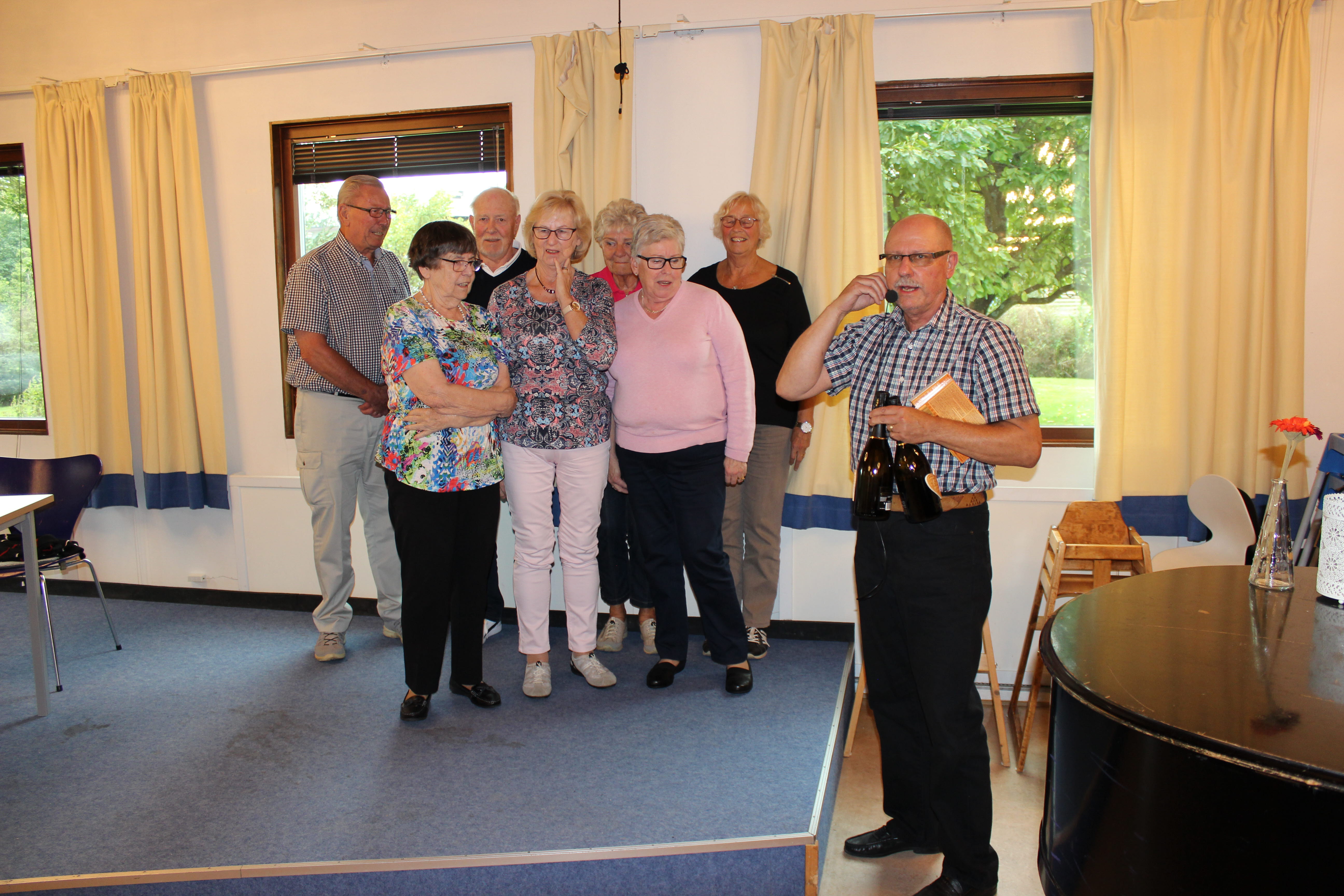 Lars Kayser tackar kaffegruppen Greta, Gun, Lisbeth, Leif, Raul, Anita N och Anita O