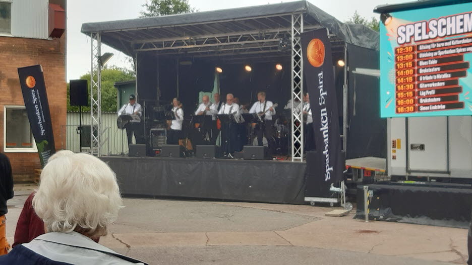 Gitarrorkestern spelar