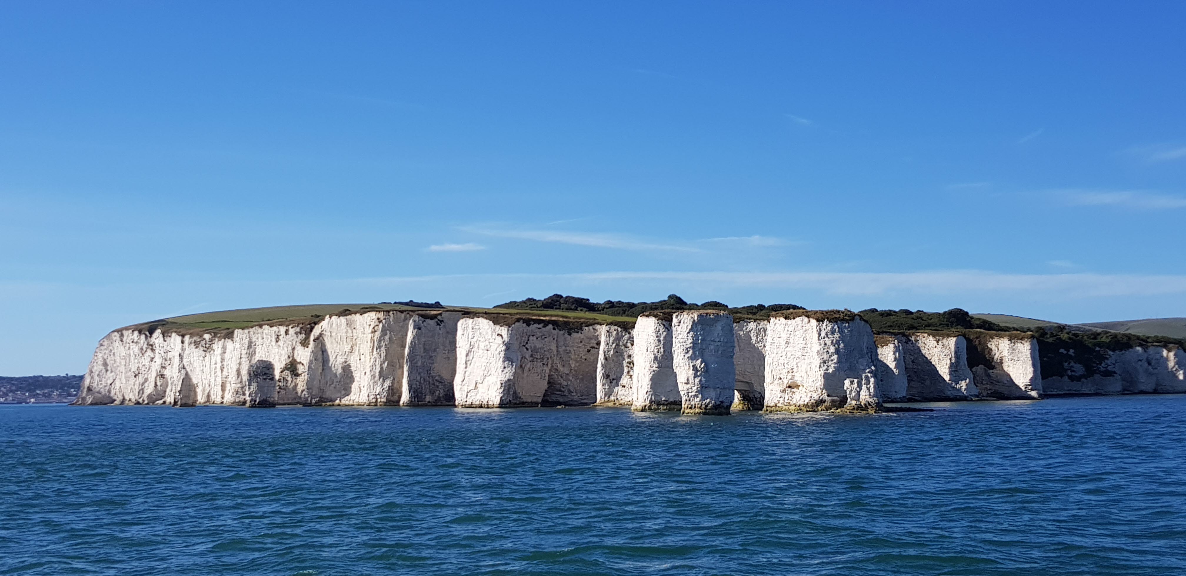 Jurassic Coast med klippformationer, sett från båten på väg till Swanage