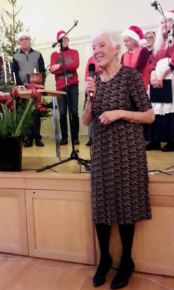 Yvonne tackade kören för deras medverkan samt delade ut blommor till dem