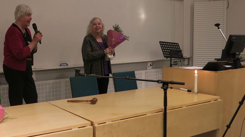 Omvald ordförande Siv Kanon gratuleras av Birgitta Borg