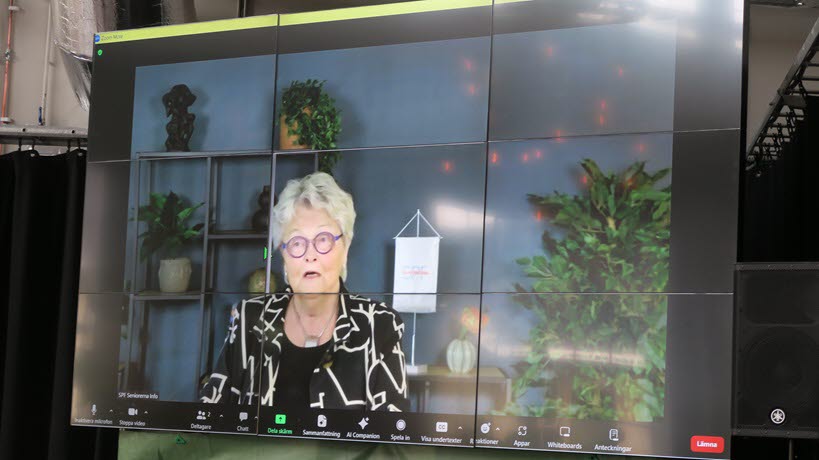 Eva Eriksson på storbildsskärm berättar om förbundets verksamhet