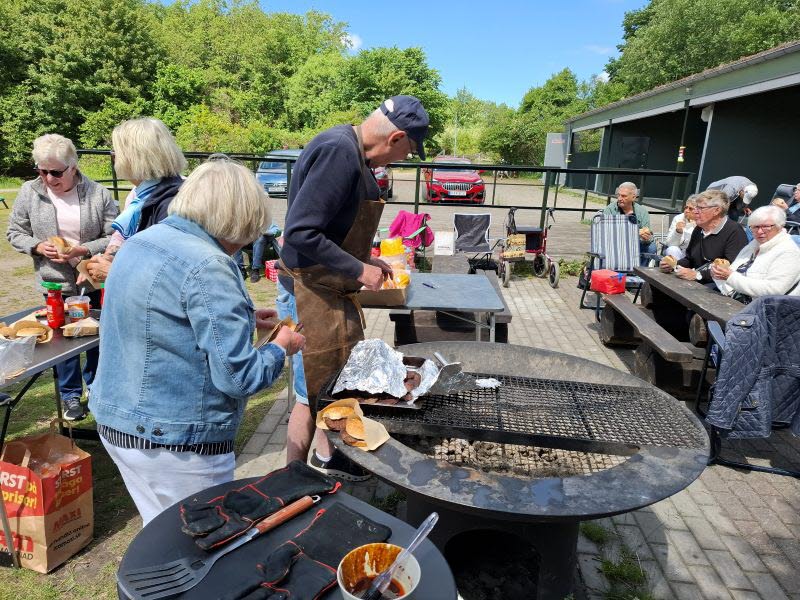 Grillmästare Göran förbereder hamburgarna