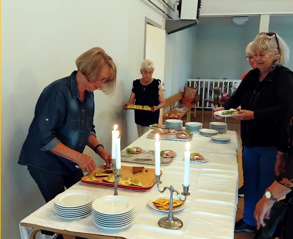 Och här serveras det smörgåsar