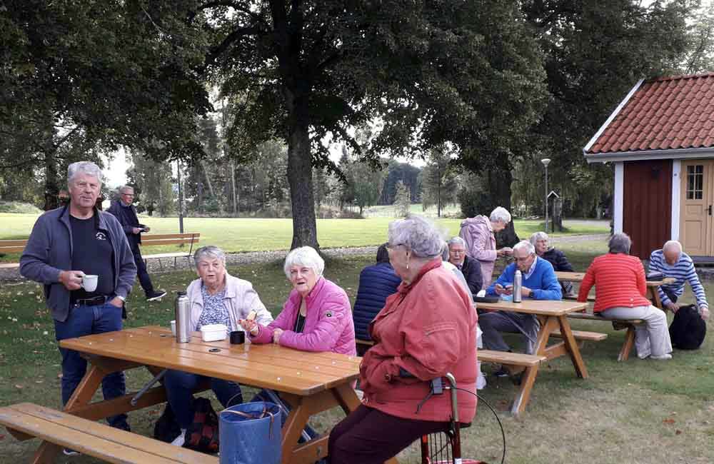 Många passade på att fika i parken 