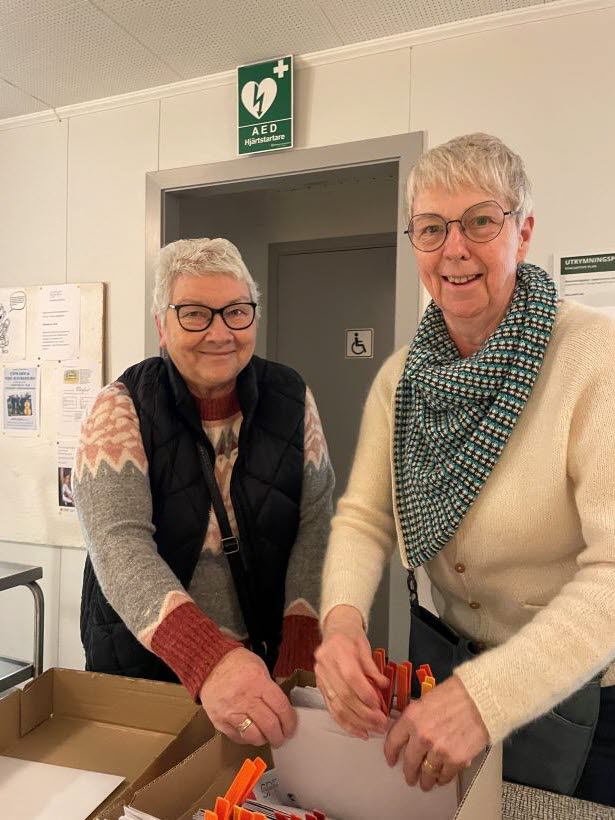 Birgitta och Else delar ut programblad