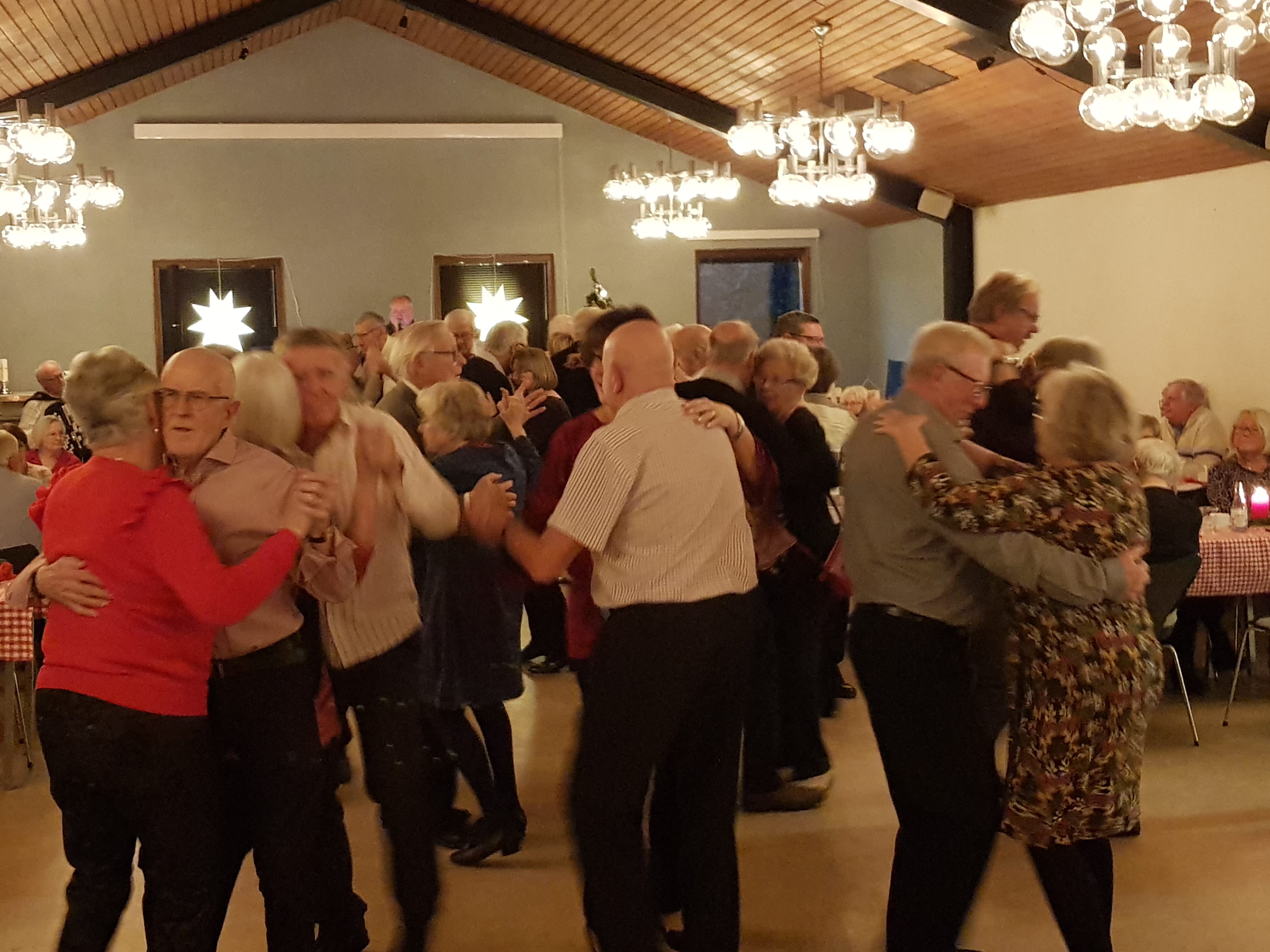 Fullt på dansgolvet