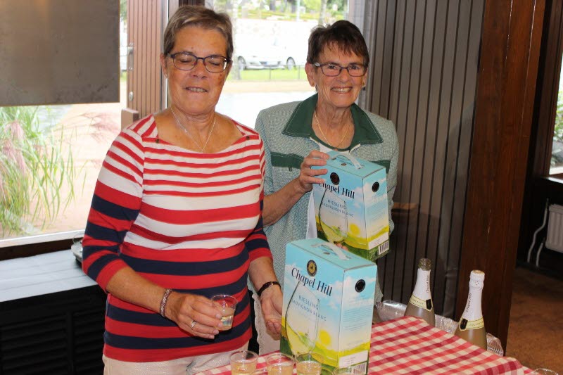 Lena och Ann-Christin bjuder på vin vid entrén