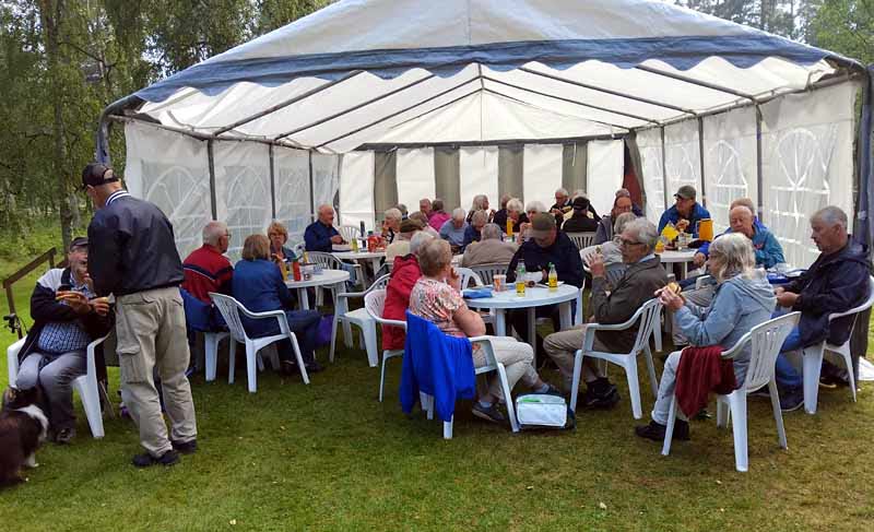 Alla fick plats i tältet