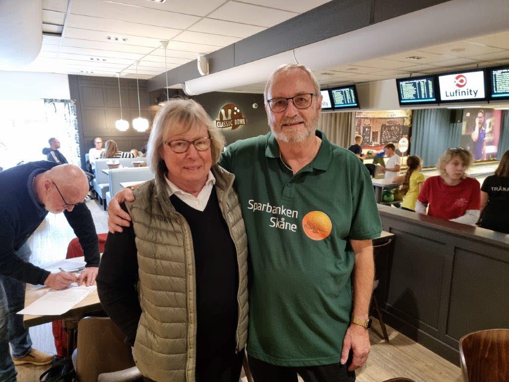 Distriktsmästare i Bowling herr och dam; Gunvor Landgren från SPF Ängelholm och Göran Ekstrand, SPF 108 Eslöv.