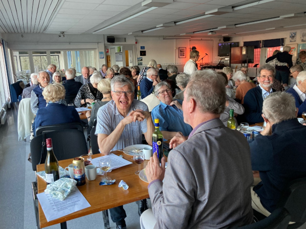 Bild Sitter till bords