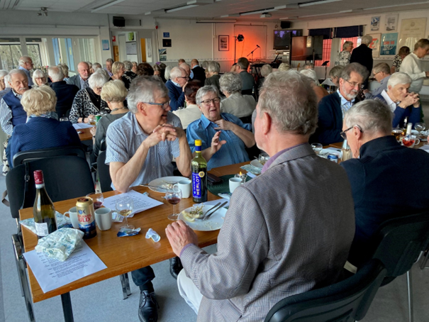 Bild Sitter till bords