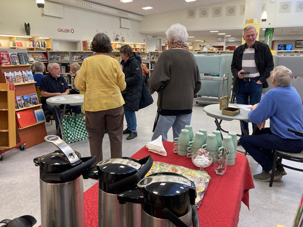 Bild fika i biblioteket